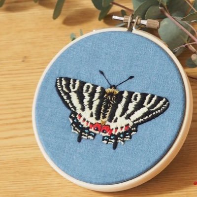 刺繍作品を作っています。 蝶々愛が強め。油絵学科卒業。景色が広がるような刺繍アクセサリーをcreemaとminneで販売しています。@fudge_online でお取り扱い中。 ▼下のリンクよりご覧くださいね◡̈