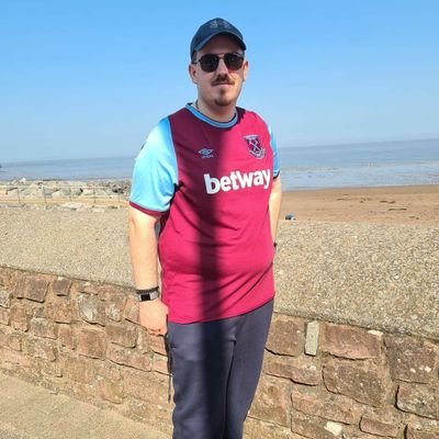 Hiya im Matt, im 35 and i support west ham united and hednesford WHUFCTILLIDIE!!!! HEDNESFORDTILLIDIE!!!!!