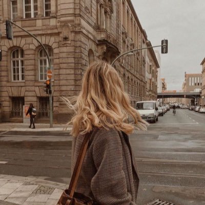 لا الرذيلةُ تفتنُني ولا أهيم بالفضيلةِ .