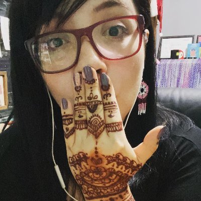 YadiraRiwas's profile picture. Boje, sarcástica. Fan de #Queen y de unas buenas alitas. #codeGirl 👩‍💻 Humana proveedora de croquetas de 🐶🐶🐶🐶🐶, señora de las plantas en entrenamiento.