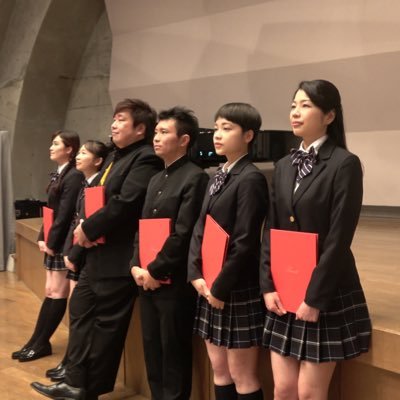 ミラーコロ中学校合唱部 (略してミラ中合唱部) です。え？中学生に見えない？ ほら！薄目にして中学生だと思って見れば・・・ え？まだ見えない？ 心の眼 略して心眼で見ればなんとか・・・ ほら見えてきたでしょ？いろいろな合唱曲を歌ったりしていくので、是非動画の方ご覧ください✨