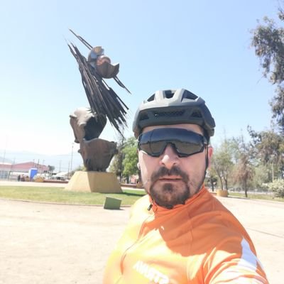 Me creo #ciclista #mtb, #Informático, me encanta la #fotografía,compartir con amigos, Regalonear a mi hijo e hija y muchas cosas mas !  #Chileno
