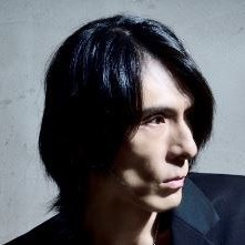 1995年 Eins:Vierでメジャーデビュー。~wipe~RaFF-CuSS〜2006年 SUZUKI BED MUSIC名義でソロ開始~弾き語り実演中~2011年 Eins:Vier再結成〜2014年 旧知の友 中村佳嗣とアコースティックユニットyohiaco始動。...つづく
