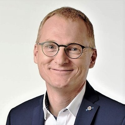 Internist - Notarzt - Ärztlicher Direktor - Pandemiebeauftragter
#communicator
Systemischer Trainer und Coach
Gesundheitsberater Philipp Lahm