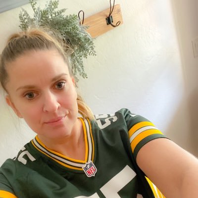 WI sports fan #GoPackGo 💚💛 softball mom #42 - healthcare worker - MVP at Jellyrolls 🎹 - Disney obsessed - breast cancer survivor 💕 I lift weights