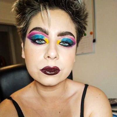 Ella / she, her. Activismo, alimentación, actividad física, arte y makeup. Tonterías y medicina.
Maquillajes en insta: @pilimakeupjartist