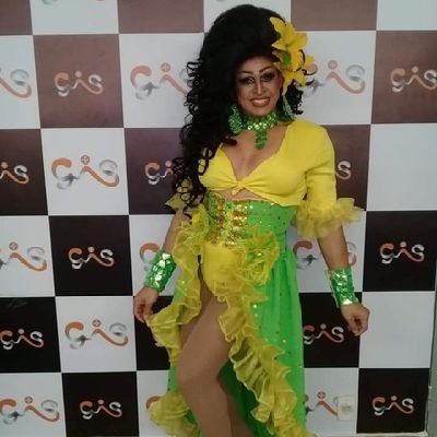 E aí coisinha,cê tá xóia?Eu sou Nayla Brizard, Drag Queen, apresentadora do Chá das 4 na Extra fm de seg à sex de 16h às 17h. Segue no instagram @nayla.brizard