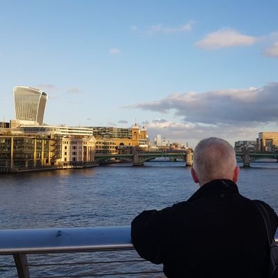 🤔a sideways look at walking🚶♂️🚶♀️ + stuff about beer🍻 & music🎶 & ChelseaFC⚽️⭐⭐ & politics... & I'm an award winning blogger (ta @innerlondramb for photo)