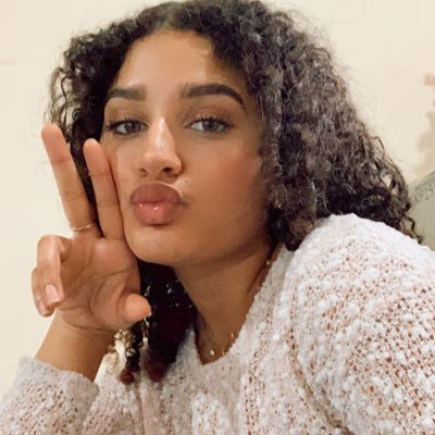 carlavarelan's profile picture. loving romantic clichés