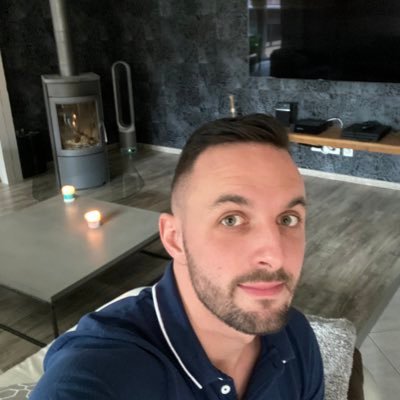 Fabrice 31 ans en couple jeune commercial fière d’être français et pompier volontaire depuis 15ans