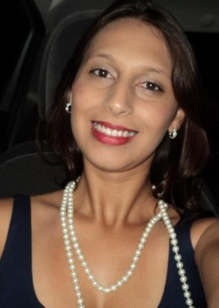 Ninguém tem a felicidade garantida. A vida simplesmente dá a cada pessoa tempo e espaço. Depende de você enchê-los de alegria...