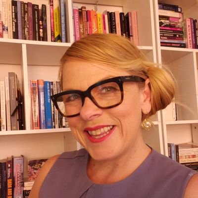 PhD #performancestudies #gender #sexuality
Author Neo-Burlesque: Striptease as Transformation (Rutgers Uni Press, Fall 2021)