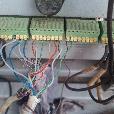 شخصية هلامية لا تمت للواقع بصله.. قابع خلف الجدران