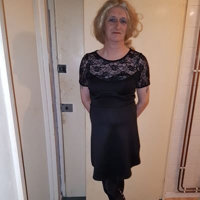 likes to dress up often would like to meet others for kinky times please like my photos
uk only