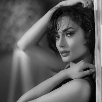 لست مغروره انا مجرد انثى لها سطورها ليس الجميع يتقن قرآءتها