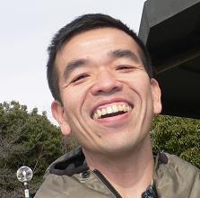 大阪府出身。ワークショップデザイナー。２児の父。酒・芝居・落語・浪曲好き。おやじダンスグループ「出舞一丁」で活動中。