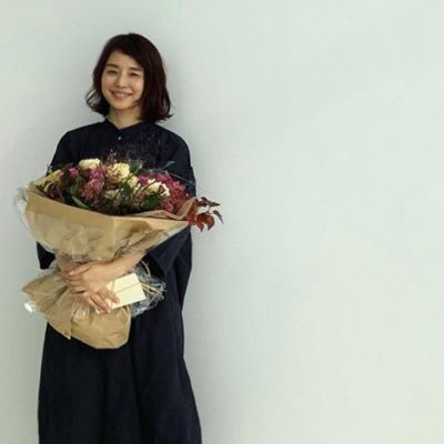 V Twitter 早くビターズの新cm見たいーー そして 早く大人になってお酒飲めるようになりたい お父さんが飲んでる横でじっと見るっていうね 笑 石田ゆり子 キリンビターズ