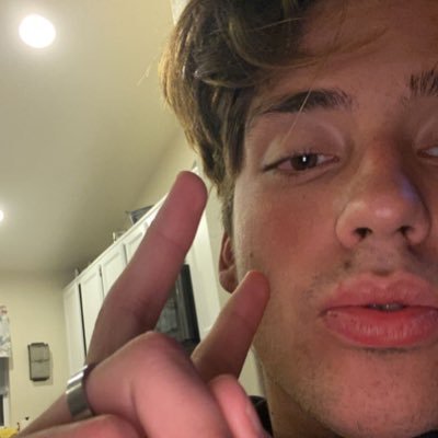 what’s up twitter i don’t go on here but yurrr follow my insta@dillonfunez