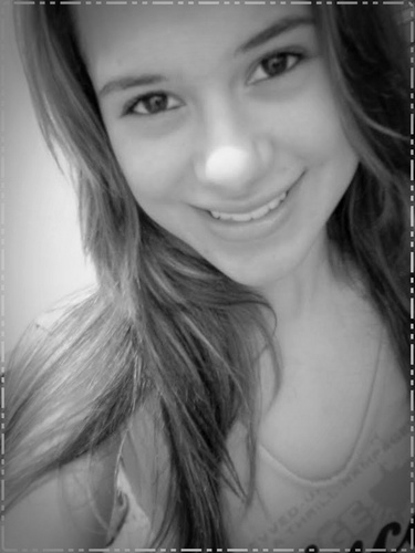 17 anos, geminiana,santista,meiga, chocólatra,sonhadora,desajeitada,chata,determinada, feliz,louca e acima de td filha de Deus ♥,quer saber mais?  FOLLOW ME!!