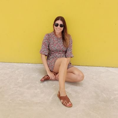 Traduzco sin necesidad de cafeína. Me gusta comer, viajar y mirarme en cualquier superficie mínimamente reflectante, no puedo evitarlo.