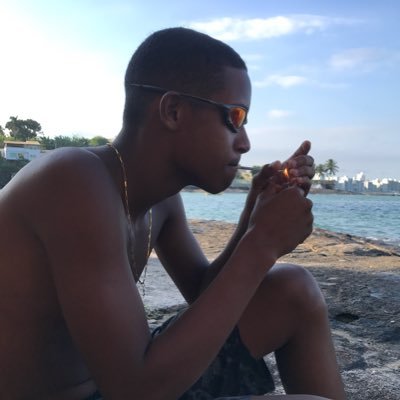 A vida é só uma viajem, eu simplesmente vivo ! 🚀🐊
c.d.g 🇺🇸🕊
aonde só tem cria, não se cria vacilão 🥋🙅🏾♂️