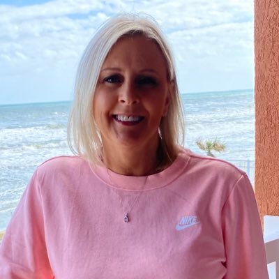 robincalkins's profile picture. Wife & mom, ND ❤️, all views are my own