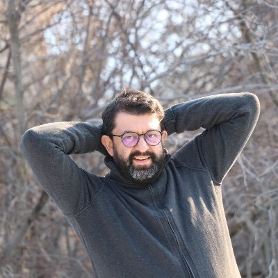 «وَ یَقولونَ إنَّهُ لَمَجْنون.» شعر بخش اعظمی از من است