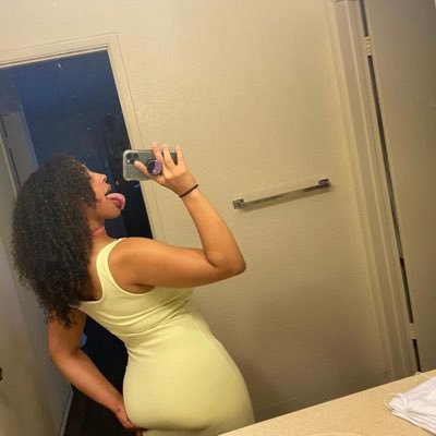 GODDESS👄 lightskin ebony dominant 😈 I can make you feel worthless and humiliate you while I laugh with you at my feet😏 $20 tribute fee 🤑 New slaves👀