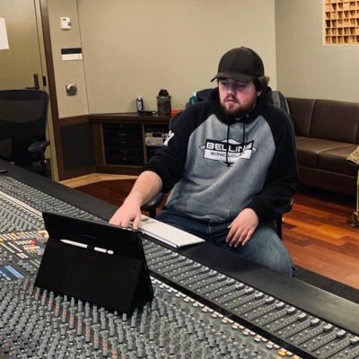 Canadian Audio Engineer, DJ, B.Mus. Find me on Instagram @max_mckinnon!!