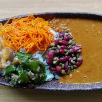 昼だけカレー屋。植物性の材料のみを使ったplant based カレー。ひと種類のみのメニューですが、トッピングが日替わりです。 席数に限りがある為大人数でのご来店はお控えください。