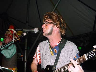 Speel gitaar in 2 Weerter bands; VIDO en de feestband Harry & de Gebroeëke Zwiêgelkes. Eens in de 2 jaar sta ik met mijn one man show in het theater.