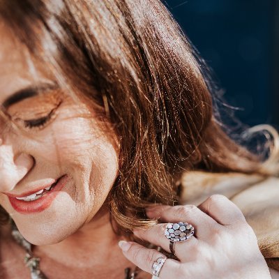 Mechanical Engineer with a creative side as a certified Lighting Designer, and part-time jewelry designer.