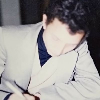من مواليد ١٩٤٨ من الجزائر في الجزائر
حائز على دكتوراه الدولة في الدراسات القرآنية
من جامعة الجزائر التي زاول فيها التدريس حتى احيل على التقاعد ٢٠١٢