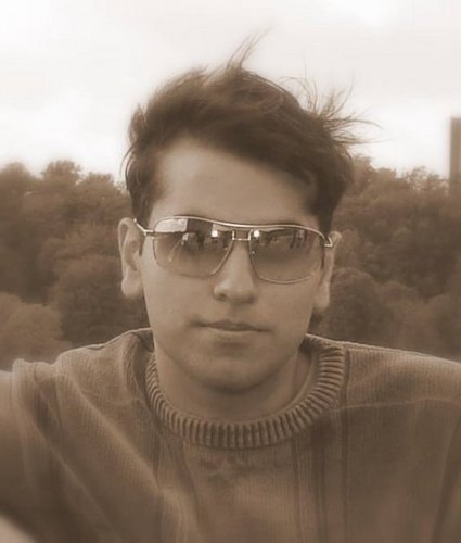 eCommerce Solution architect, a painter, a music lover, mad about wheelz.. Thats me.