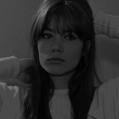 ᴬˡʷᵃʸˢ ᵇᵉ ʰᵃᵖᵖʸ· — “Cuenta la historia de un mago que un día en su bosque encantado lloró. Porque a pesar de su magia, no había podido encontrar el amor.”