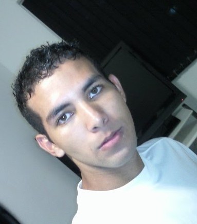 Deejay, produtor musical, editor de áudio e vídeo, acadêmico de direito, extrovertido, educado, polêmico.  Gosto de curti a vida!