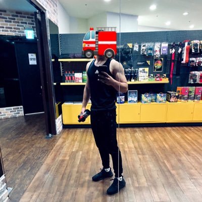 fireengine1010's profile picture. 我沿著脊椎往下走 把鑰匙放進了鎖孔              🏫台中🏠花蓮 178/69/15