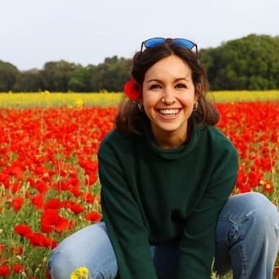 Educadora social, especialitzada en intervenció familiar sistèmica i futura criminòloga.
No puc viure sense música i llibres.