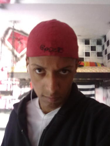 Eu sou uma pessoa de bom estar,me preoculpo muito com as pessoas ao meu redor.sou brincalhão,calmo,timido as vezes chorão,estressado isso é quando me estressam