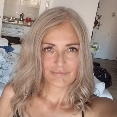 Profesora de Universidad.
Dra.en Psicología. Neuropsicóloga.
Primero fui enfermera y eso imprime carácter. Estudiante de Medicina cuando puedo.
