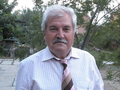 Titulado Superior en Ingeniería y Económicas. Ferroviario. Escritor.