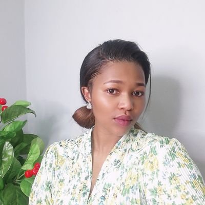 A rose does not answer its enemies with words, but with beauty.🌹🌹