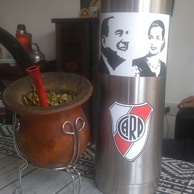 Profesor Nacional de Educación Física, Técnico nacional de Voleibol.
Peronista (desde la cuna) .
Fanático de River Plate.
Y amante incondicional de su familia.