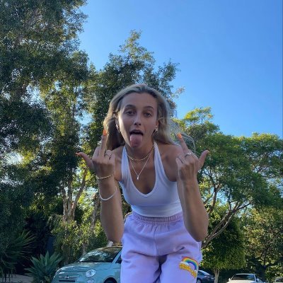 _under_thetable's profile picture. pij wodę