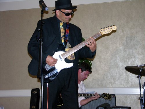 New York grandfather by way of San Francisco, Radio and TV reporter. Founding member, Eyewitness Blues Band.