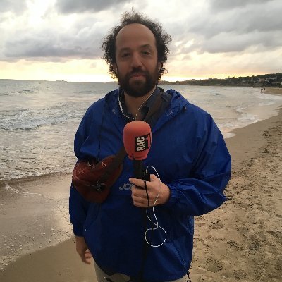 Periodista. RAC1 i La Vanguardia des de 2003. Tarragona i Terres de l'Ebre. Baixcampí adoptiu. Abans SER i Cat Ràdio. També Mundo Deportivo. Crític i rialler.