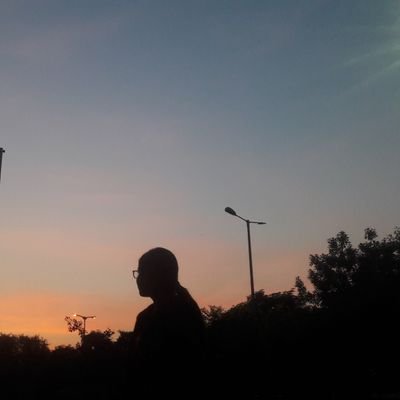 ithsut's profile picture. 👩🏻‍💻🤓🎨🍰📚🎵...