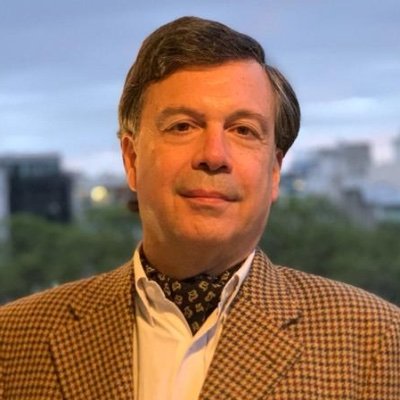 Doctor en Derecho por la Universidad de Navarra. Abogado de empresas desde 1984. Docente Universitario. Socio fundador en Navarro Floria, Loprete y Asociados