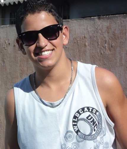 Boleiro,brincalhão, viajar , musica e muito mais 
Quer saber #FF ;P #RAWR
http://t.co/KWuJBygnu4