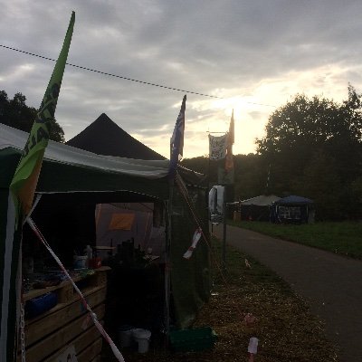 bleibtherrenlos's profile picture. Im herrenlosen Wald fordern  Menschen Freiheit und Wald statt Asphalt. 
Support needed in #Herribleibt, es wird geträumt aber auch geräumt und gerodet!